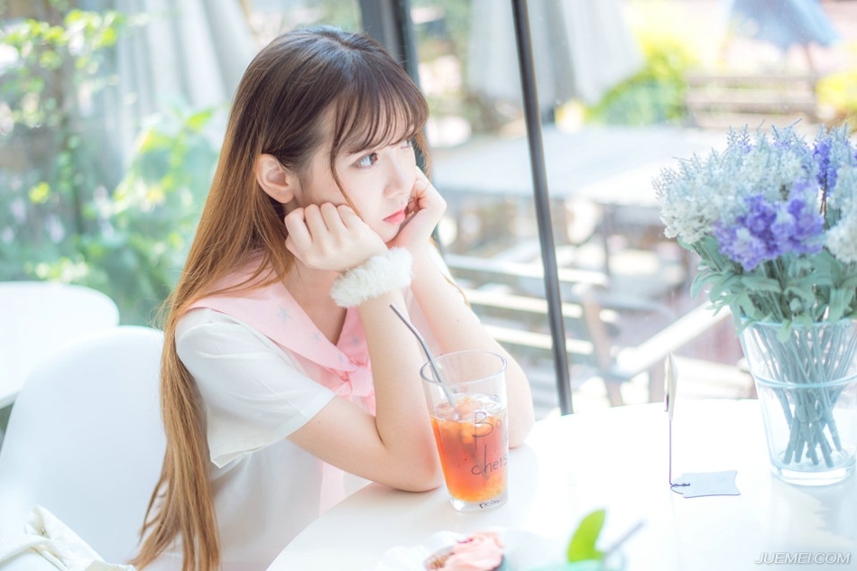 那段岁月，无论从何种角度读你，你都完美无缺，你所缺少的部分，也早已被我用想象的画笔填满。